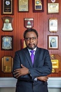 Charles_Akinyele_Akindayomi_in_his_office